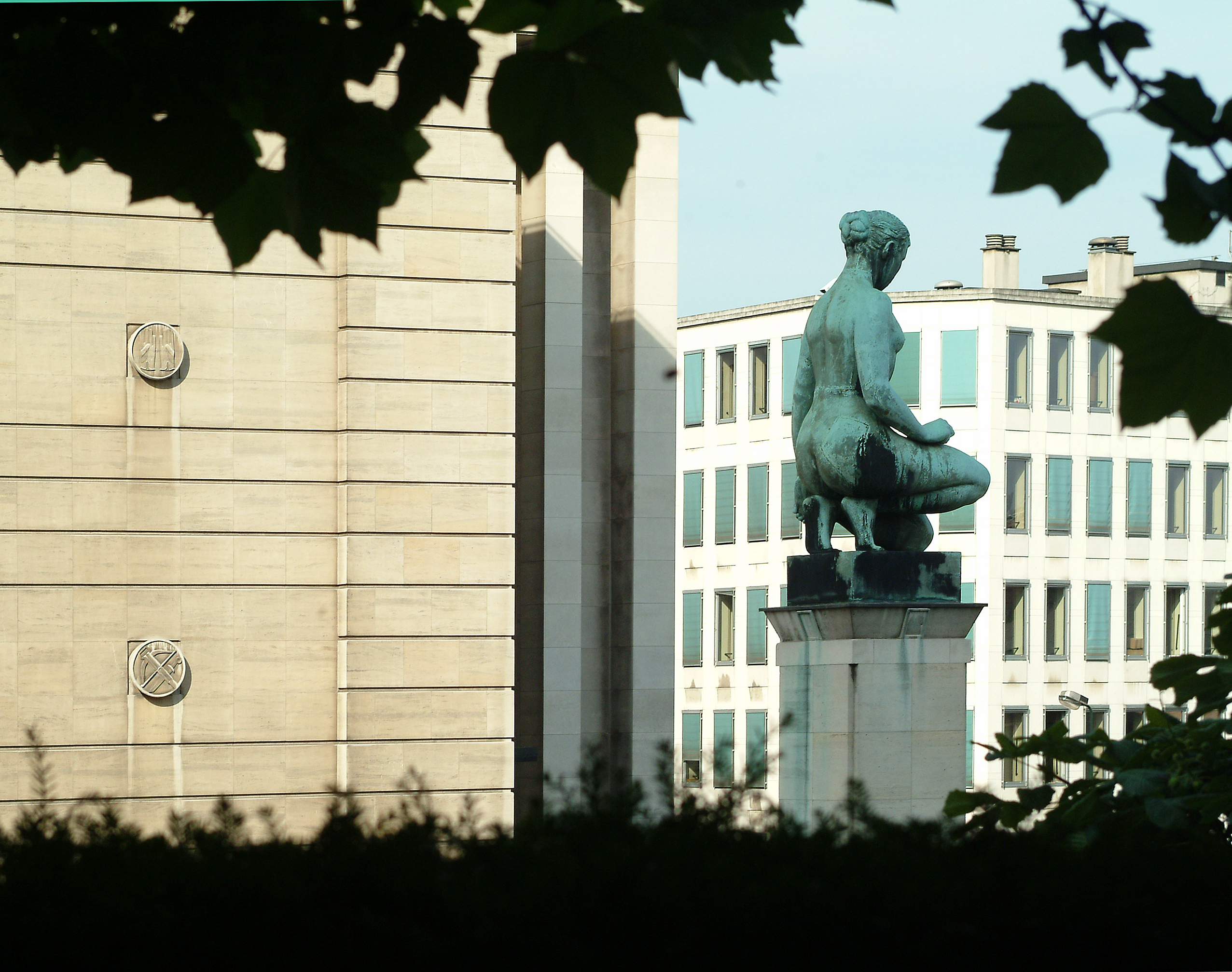 Sculpture d'une femme accroupie