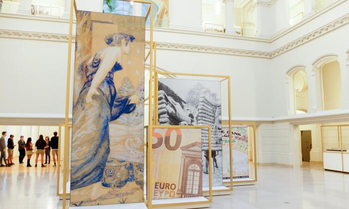Salle avec de grandes images