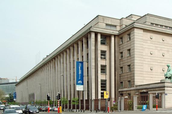 Batiment avec des colonnes