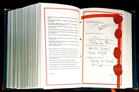 Grand livre avec des signatures