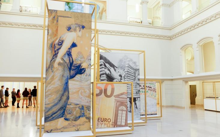 Salle avec de grandes images
